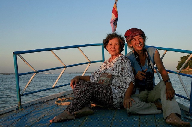 Cặp vợ chồng già vi vu ở Myanmar hồi tháng 6/2013.