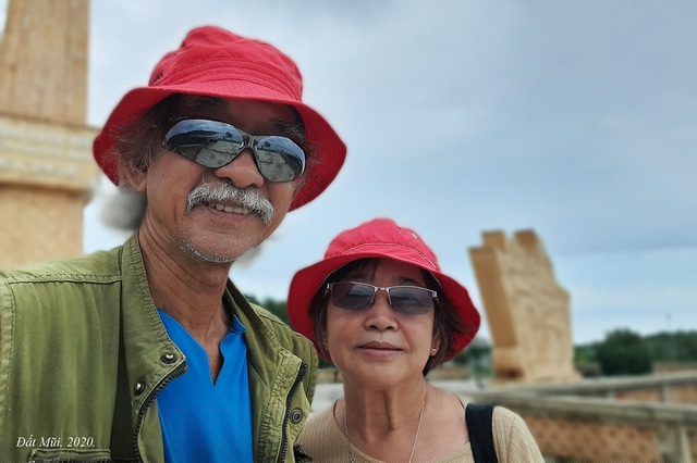 Vợ chồng ông Minh luôn đồng hành cùng nhau trong mọi chuyến đi.