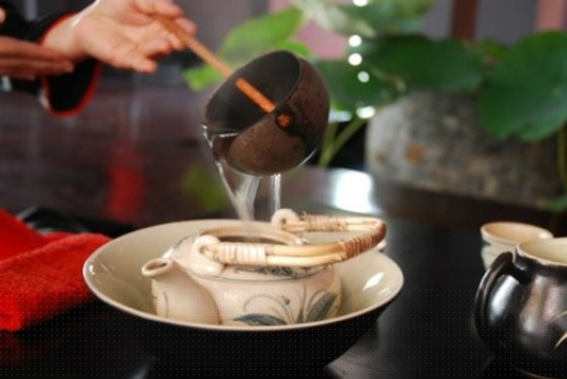 Ðể có được chén trà ngon thì bình trà và tách uống phải được làm ấm lên bằng nước sôi. 