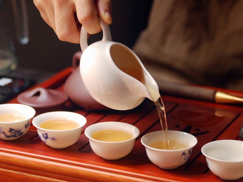 Cách thưởng trà Thái Nguyên đòi hỏi sự tinh tế ngay từ cách rót trà.