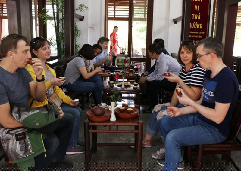 Nghệ thuật uống trà của người Thái Nguyên được nhiều du khách trong và ngoài nước yêu mến, trải nghiệm. 