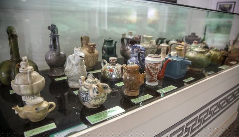 Những ấm trà cổ được trưng bày tại Không gian văn hóa trà Tân Cương. 