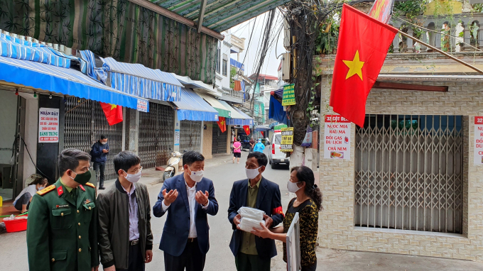 truong ban quan li khu kinh te hai phong tang khau trang cho khu can bo tai khu vuc phong toa