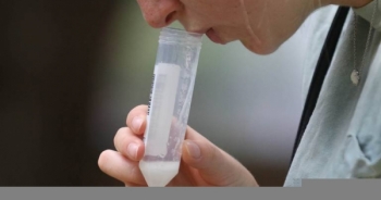 Bỏ 1,6 triệu đồng mua nước bọt của người nhiễm COVID-19 để đầu độc sếp