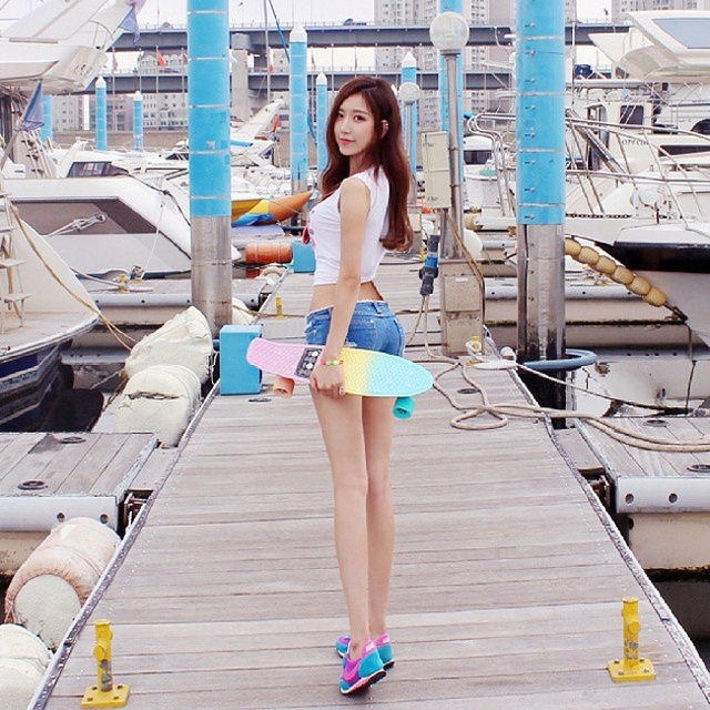 Người t&igrave;nh của Ma Dong Seok g&acirc;y m&ecirc; với v&ograve;ng eo nhỏ nhắn, đ&ocirc;i ch&acirc;n d&agrave;i thon thả c&ugrave;ng phần h&ocirc;ng nở nang đẫy đ&agrave; v&agrave; v&ograve;ng 1 gợi cảm.