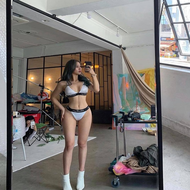 D&aacute;ng v&oacute;c gợi cảm, khỏe khoắn l&agrave; ưu điểm gi&uacute;p Ye Jung Hwa lấn s&acirc;n sang lĩnh vực người mẫu v&agrave; gi&agrave;nh được nhiều hợp đồng quảng c&aacute;o với c&aacute;c thương hiệu thời trang về nội y, bikini, đồ thể thao.