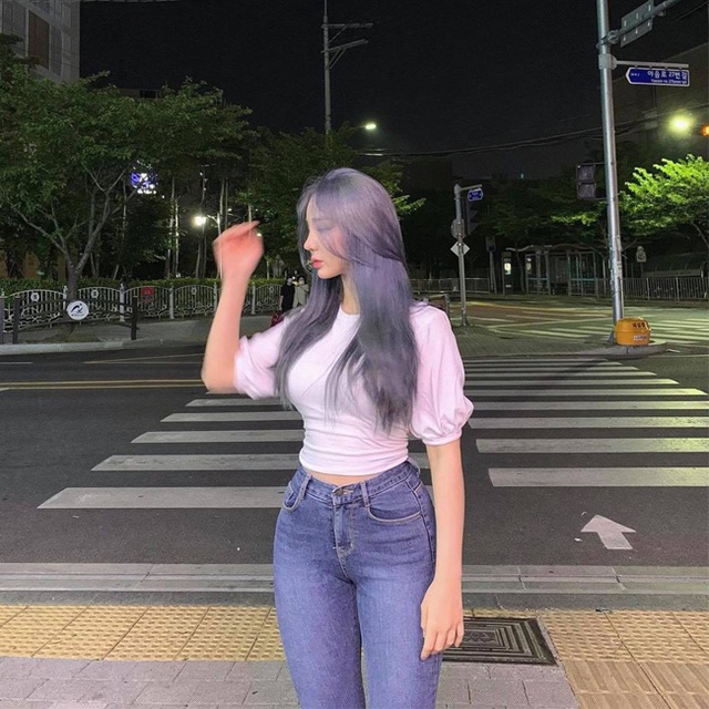 Trong một clip hướng dẫn, RHea cho biết, h&agrave;ng ng&agrave;y, c&ocirc; thường tập những b&agrave;i tập như Squat, Spiderman Push Up, Lying Side Leg Raises v&agrave; Donkey Kick c&oacute; t&aacute;c động r&otilde; rệt đến v&ugrave;ng h&ocirc;ng v&agrave; đ&ugrave;i.