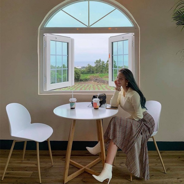 Chẳng cần ăn vận hở hang, RHea vẫn chiếm trọn spotlight những nơi m&agrave; c&ocirc; đặt ch&acirc;n đến v&igrave; sức h&uacute;t khiến nhiều người kh&oacute; l&ograve;ng rời mặt.