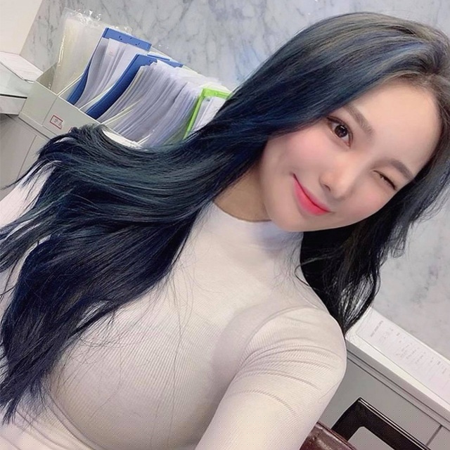 B&ecirc;n cạnh body S-line vạn người mơ, RHea c&ograve;n sở hữu nhan sắc cực k&igrave; xinh đẹp, ngọt ng&agrave;o.