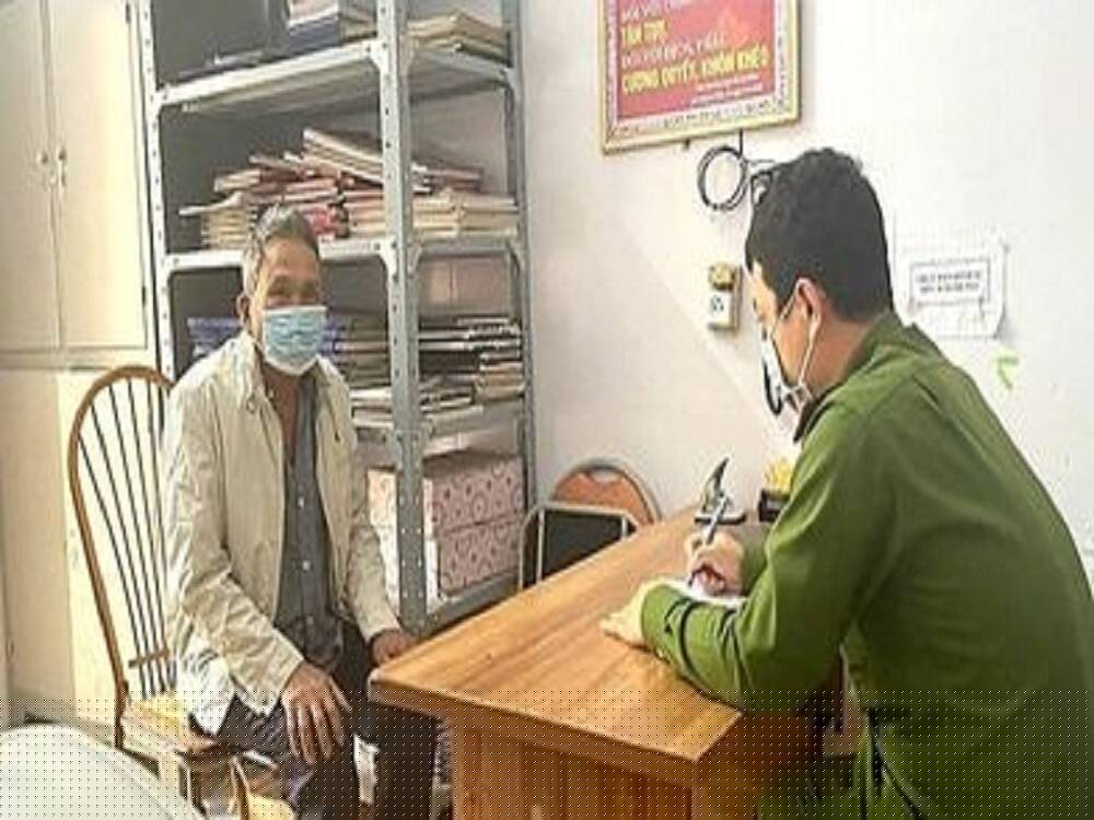 Đối tượng Phạm Thế Thỉnh tại cơ quan chức năng. Ảnh: Báo Giáo dục Thời đại.