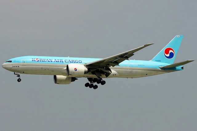 10h55 ngày 24/2, chuyến bay vận tải của hãng Korean Air mang số hiệu chuyến bay KE351 cất cánh từ sân bay Incheon (Seoul, Hàn Quốc) hạ cánh tại sân bay Tân Sân Nhất (TP Hồ Chí Minh), vận chuyển thành công lô vắc xin Covid-19 đầu tiên về Việt Nam. Ảnh: Vũ Hướng Dương
