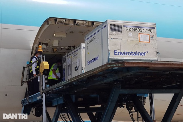 Vắc xin Covid-19 có mặt sớm hơn tại Việt Nam trước vài ngày so với dự kiến trước đó của cơ quan chức năng.