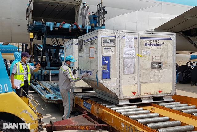 Bộ Y tế chính thức cấp phép có điều kiện vắc xin ngừa Covid-19 của AstraZeneca cho trường hợp khẩn cấp phòng, chống dịch. Việc phê duyệt dựa trên các dữ liệu thử nghiệm an toàn của AstraZeneca đến ngày 28/1.