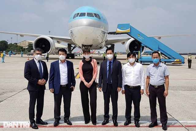 Đại diện các cơ quan chức năng tiếp nhận lô hàng đặc biệt trên.