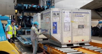 Cận cảnh lô vắc xin Covid-19 đầu tiên về Việt Nam