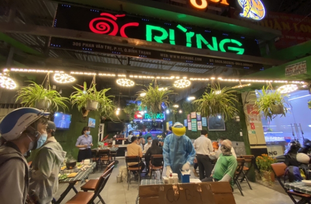 32 mẫu x&eacute;t nghiệm lấy ngẫu nhi&ecirc;n tại qu&aacute;n nhậu đều &acirc;m t&iacute;nh với COVID-19