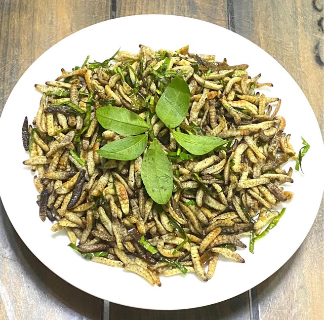 Mỗi kg sâu chít thường có giá từ 800.000 - 1.000.0000 đồng/kg. Chúng được chế biến thành nhiều món, trong đó ngon nhất là món sâu chít xào lá chanh. Vị bùi, béo ngậy và ngọt của món sâu này có thể chinh phục bất cứ ai, kể cả những thực khách khó tính nhất. Ảnh: Alissa Hằng