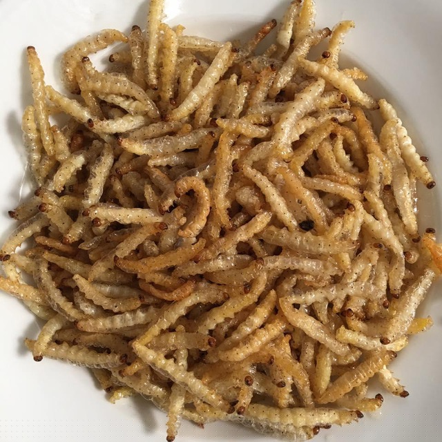 Sâu được sơ chế đơn giản, rửa qua nước sạch rồi để ráo hoặc ngâm vào nước muối pha loãng hay nước vôi trong để loại sạch chất bẩn. Nó là nguyên liệu làm nên nhiều món như sâu tre xào măng, nộm hoa chuối, sâu tre chiên giòn,... nhưng ngon và hấp dẫn nhất vẫn là sâu tre rang lá chanh. Ảnh: Khúc Minh Hằng