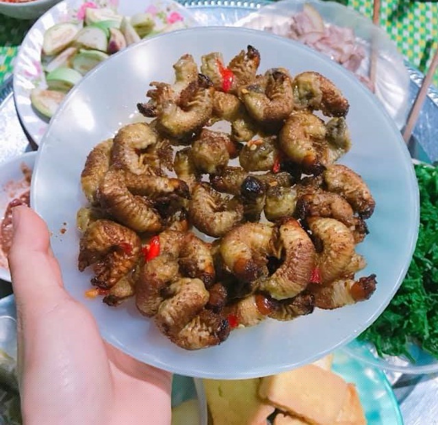 Sùng đất có vẻ ngoài nhìn rất đáng sợ nhưng là loại thực phẩm sạch, bổ dưỡng, được chế biến thành nhiều món ngon như sùng luộc, chiên hay băm nhỏ đúc bánh xèo,... Nhưng dậy mùi và giữ được hương vị vốn có của sùng nhất phải kể đến món sùng nướng muối ớt. Vị dai, thơm, ngọt và béo hòa lẫn với phần sữa béo ngậy bên trong sùng đất khiến thực khách tê tái cả vị giác. Ảnh: Po Bella