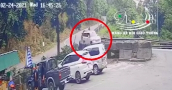 Clip: Xế hộp lao "như đạn" đâm trực diện dải phân cách cứng, khiến 4 người thương vong