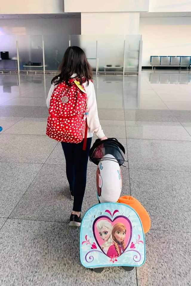 Nữ danh h&agrave;i chia sẻ h&igrave;nh ảnh con g&aacute;i l&ecirc;n đường sang Mỹ gặp mẹ. (Ảnh: FBNV)