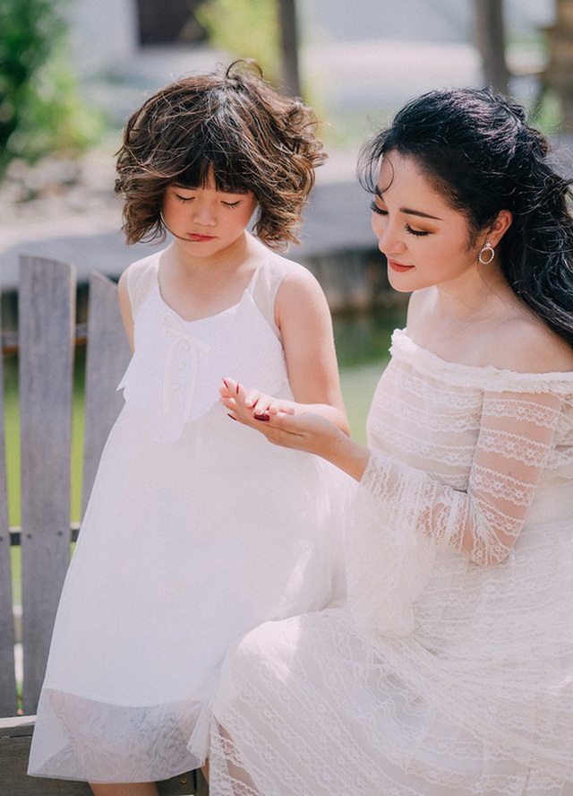 Th&uacute;y Nga v&agrave; con g&aacute;i, Nguyệt C&aacute;t. (Ảnh: ST)