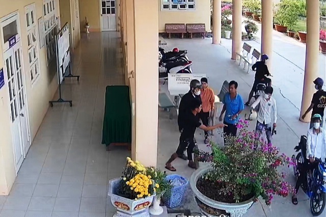 Nhóm bạn Lý Văn K. xông vào trường THPT Đốc Binh Kiều bắt 2 học sinh ở đây đưa ra bên ngoài đánh