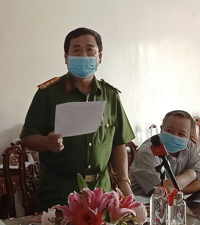 Đại tá Nguyễn Văn Thương - Trưởng Công an huyện Tháp Mười thông tin vụ việc đến ngành chức năng vào sáng 25/2