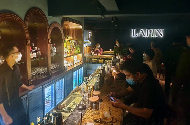 Lực lượng chức năng kiểm tra quán cà phê ca nhạc số 9 phố Ấu Triệu. (Ảnh: Công an cung cấp)