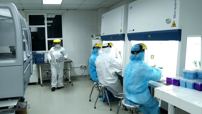 Gần một tháng qua, các cán bộ y tế dự phòng đã phải làm việc với 200% công suất, xuyên đêm để nhanh chóng khoang vùng, dập dịch. (Ảnh: Thu Hà)