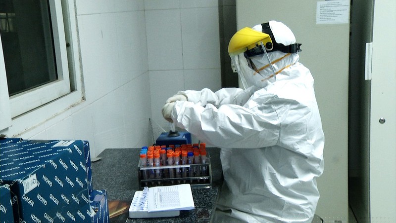 Rất nhiều cán bộ y tế dự phòng phải trực xuyên Tết để đảm bảo công tác truy vết, xét nghiệm được xuyên suốt. Ảnh: Thu Hà