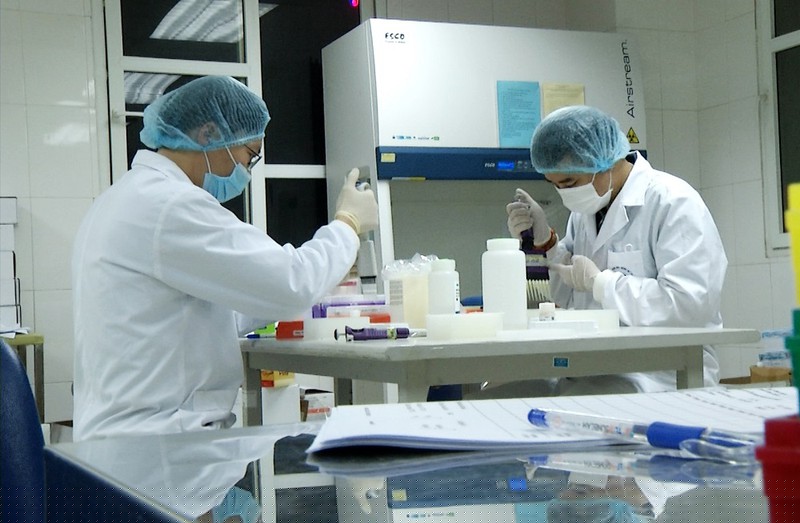 Có những thời điểm các cán bộ xét nghiệm của CDC Hà Nội phải xuyên đêm lấy mẫu, xét nghiệm để kịp khoanh vùng ổ dịch.  (Ảnh: Thu Hà)