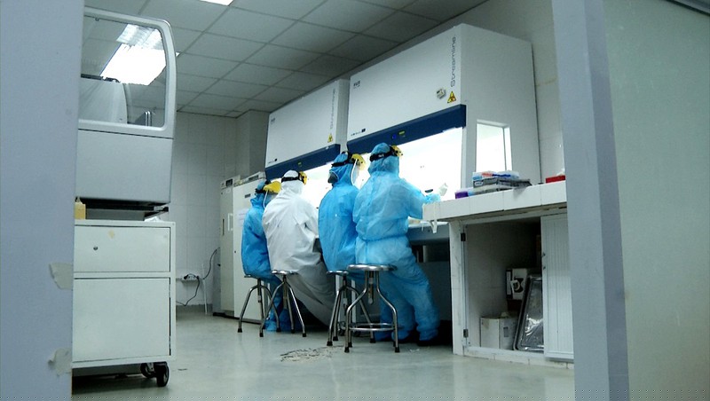 “Với chúng tôi, mỗi bệnh nhân Covid-19 khỏi bệnh được ra viện, mỗi khu phố được công bố gỡ phong tỏa chính là những niềm vui, nguồn động viên quý báu giúp cúng tôi tiếp tục thực hiện nhiệm vụ cao cả mà Đảng, Nhà nước và nhân dân tin yêu, gửi gắm đó là chăm sóc, bảo vệ sức khỏe nhân dân”. (Ảnh: Thu Hà)