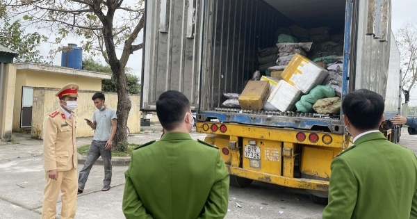 Thanh Hoá: Bắt giữ xe đầu kéo vận chuyển gần 10 tấn “thực phẩm bẩn”
