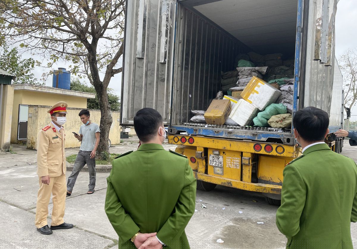 Lực lượng chức năng bắt giữ số lượng khủng thực phẩm bẩn