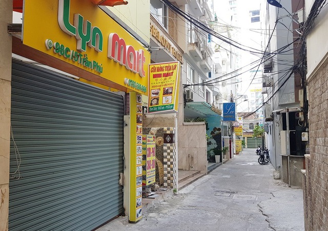 Một con hẻm có nhiều khách sạn gần đường Trần Phú Nha Trang vắng vẻ những ngày đầu năm nay