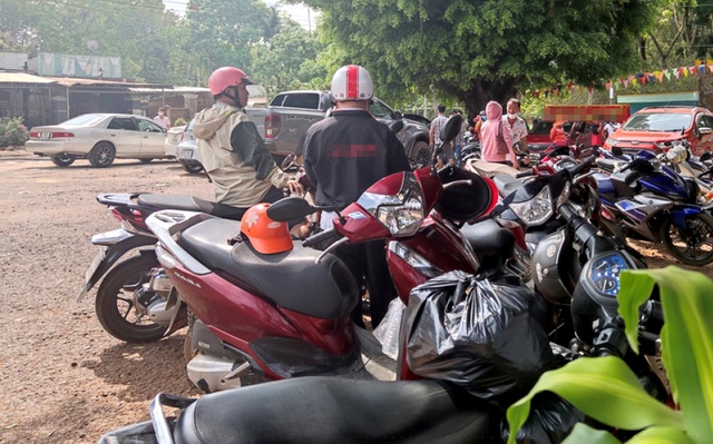 UBND huyện Hớn Quản yêu cầu các cơ quan chức năng kiểm tra, xử lý nghiêm đối với các hành vi tụ tập đông người không có tổ chức, trái phép gây mất an ninh trật tự, vi phạm quy định phòng chống dịch Covid-19.