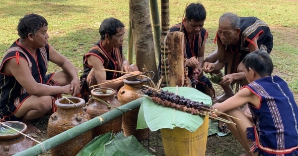 Lễ cúng nước giọt của người Rơ Ngao ở Kon Tum