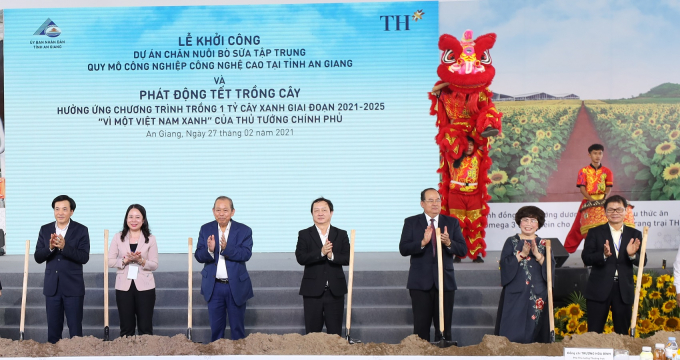 Phó Thủ tướng thường trực Trương Hòa Bình và các quan khách, lãnh đạo tỉnh, lãnh đạo tập đoàn TH tại nghi lễ khởi công.