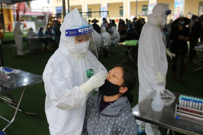 Nguyễn Hà Trang, sinh viên Đại học Kỹ thuật Y tế Hải Dương than gia hỗ trợ lấy mẫu.