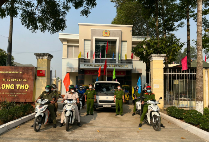 C&ocirc;ng an x&atilde; Long Thọ cũng ra qu&acirc;n trấn &aacute;p tội phạm.