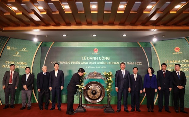 Sáng 4/1/2022, tại Sở Giao dịch Chứng khoán Hà Nội, Bộ Tài chính tổ chức Lễ đánh cồng khai trương phiên giao dịch chứng khoán đầu năm 2022. (Ảnh: Phạm Hậu/TTXVN)