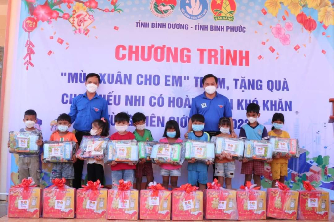 Thiếu nhi vùng biên vui mừng nhận những suất quà đầy ấm áp từ Chương trình “Mùa xuân cho em” do Tỉnh Đoàn Bình Dương - Bình Phước chung tay triển khai.