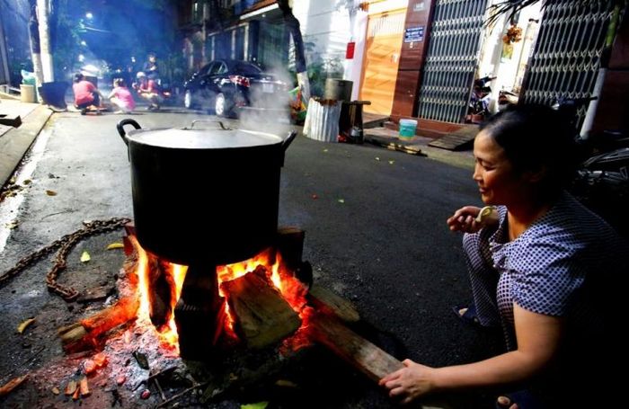 Nồi bánh chưng được nấu trên một tuyến phố Hà Nội đêm 30 Tết