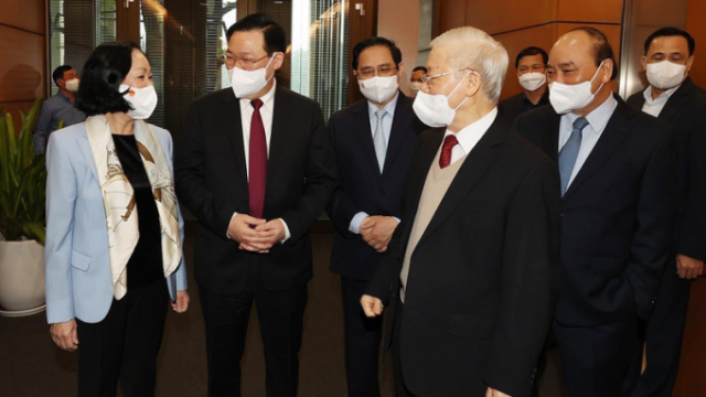 Xây dựng và chỉnh đốn Đảng để làm tròn trọng trách trước giai cấp và dân tộc