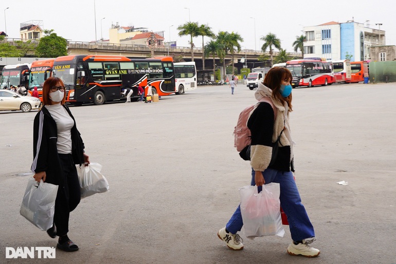 Còn bạn Duyên quê ở Thanh Hóa thì phải lên Hà Nội sớm để ngày mai (mùng 5 Tết) tới nhà hàng thay ca cho các bạn khác về quê ăn Tết.