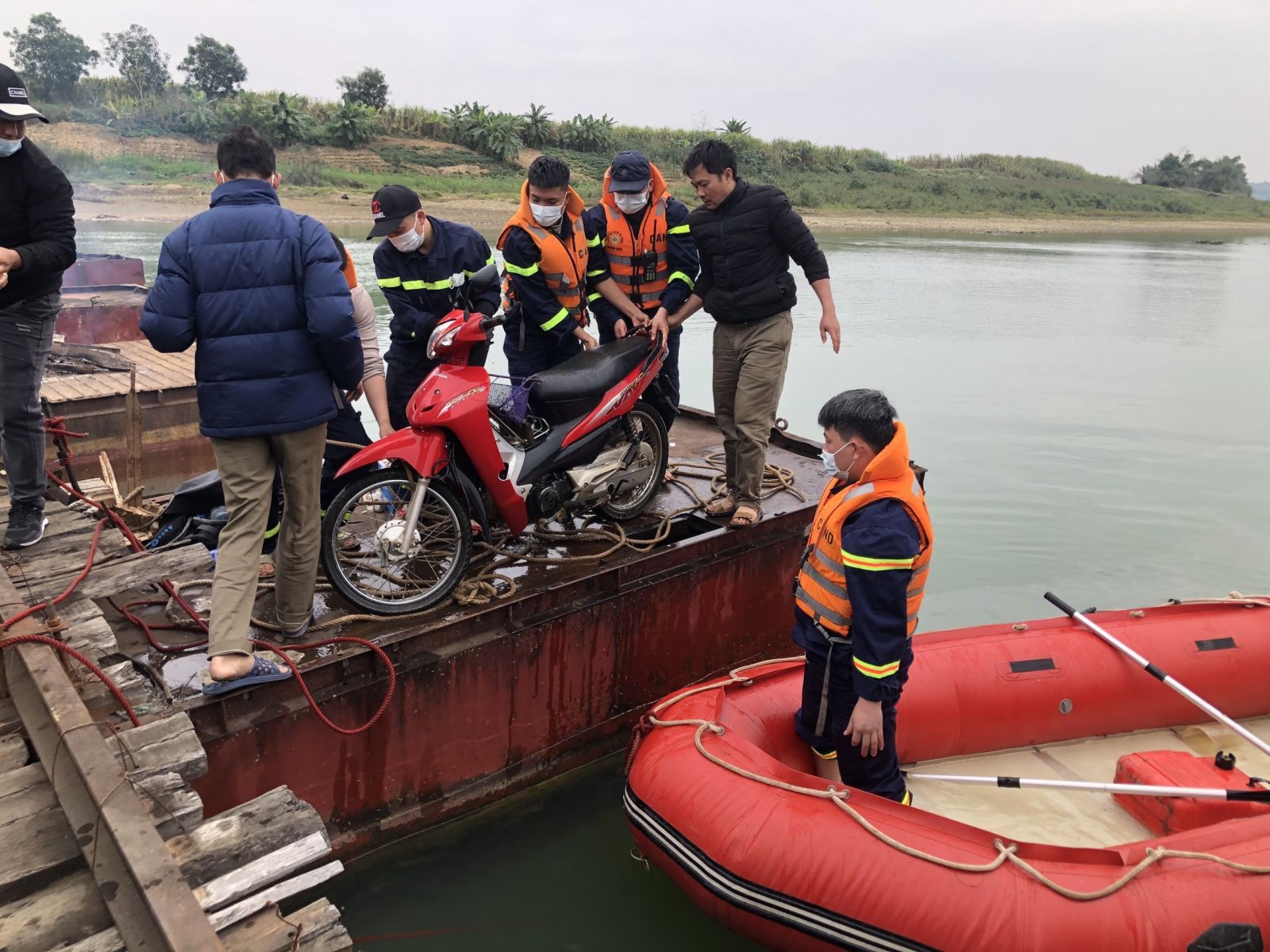 Lực lượng CNCH triển khai các phương tiện nỗ lực tìm kiếm nạn nhân đuối nước