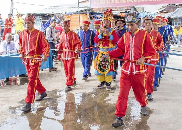 Ngư dân vạn chài Hải Ninh ở xã Bình Thạnh, huyện Bình Sơn, tỉnh Quảng Ngãi biểu diễn điệu múa bả trạo trước giờ xuất hành đầu Xuân. Ảnh: Văn Chương