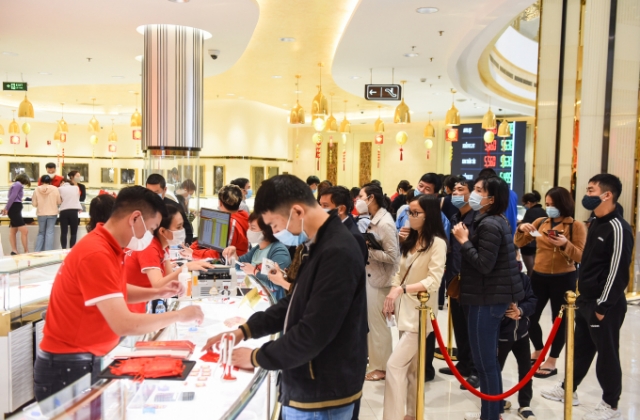 Khách hàng hào hứng với những sản phẩm vàng của DOJI tung ra thị trường ngày Vía Thần Tài