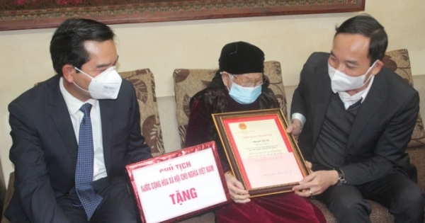 Bí thư Thành ủy Hải Phòng trao Thiếp mừng thọ của Chủ tịch nước cho công dân 100 tuổi